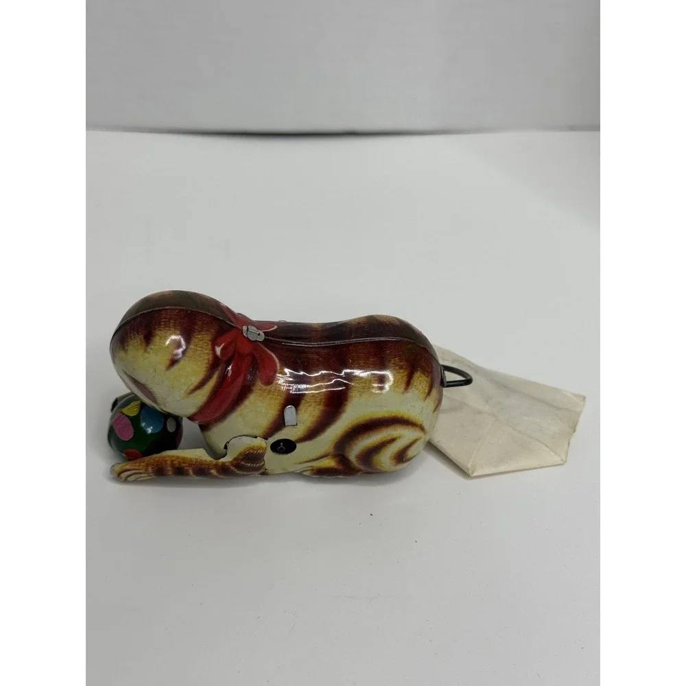 New Old Stock VTG DA GUENMAO WIND UP TIN LITHO TOY CAT & BALL IN BOX‎ W/ KEY